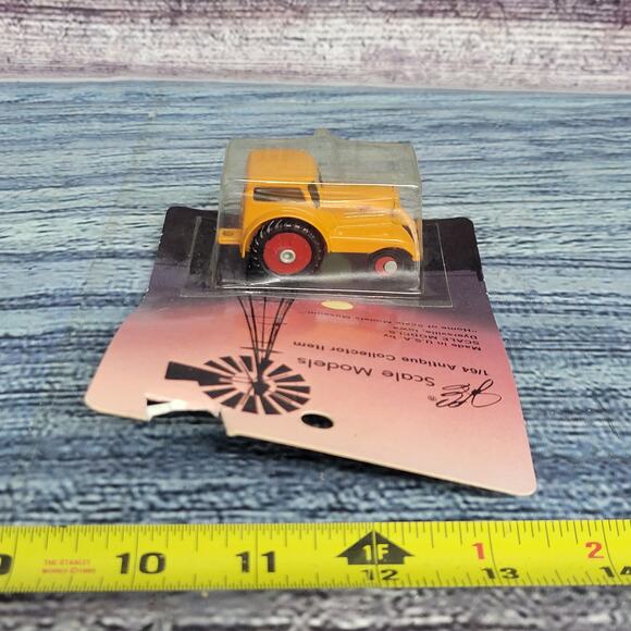 Vtg Scale Models 1/64 scale 1/64 Minneapolis Moline UDLX Comfort King Tractor - Picture 5 of 7